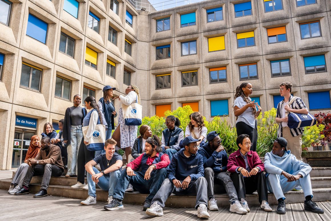 Nouveaux étudiants à l'Université d'Evry devant le bâtiment administratif Ile de France