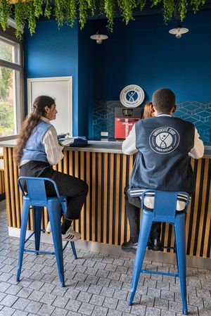 Photo cafétérias avec deux élèves